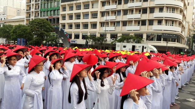 白いアオザイを着ているベトナム人女学生達
